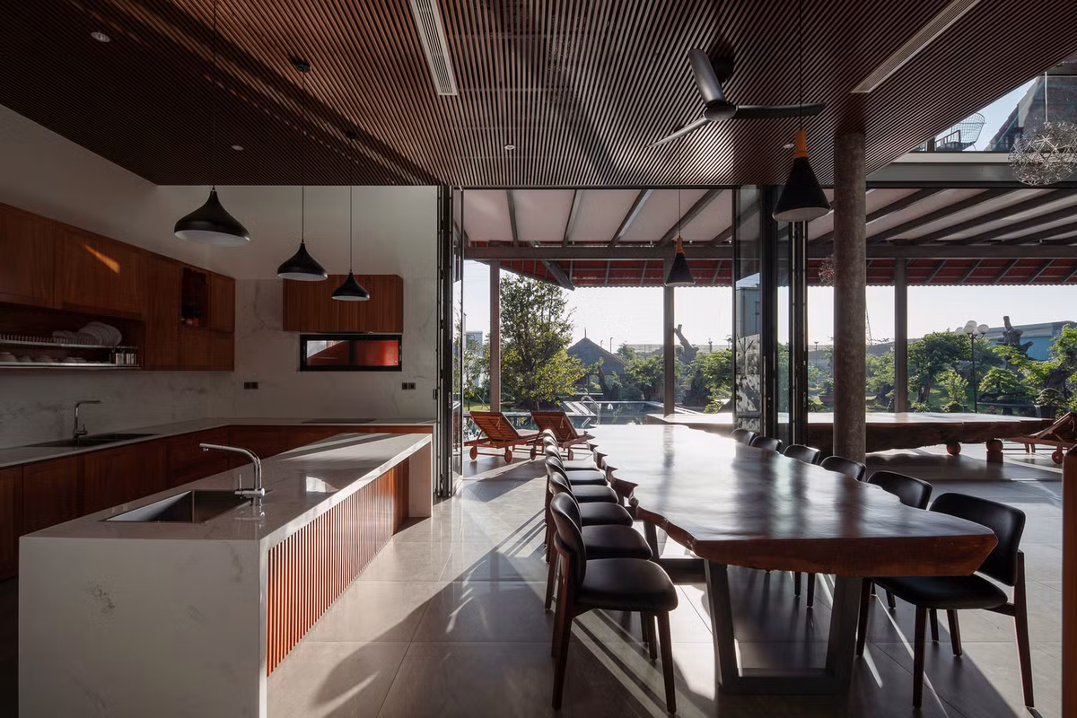 Bếp và bàn ăn được làm chủ yếu từ vật liệu gỗ và đá. Ảnh: Quang Tran