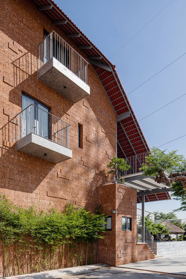 Đặc biệt, mái gập giúp làm giảm chiều cao xây dựng, đồng thời chắn nắng hướng Đông rọi vào không gian bên trong. Ảnh: Quang Tran