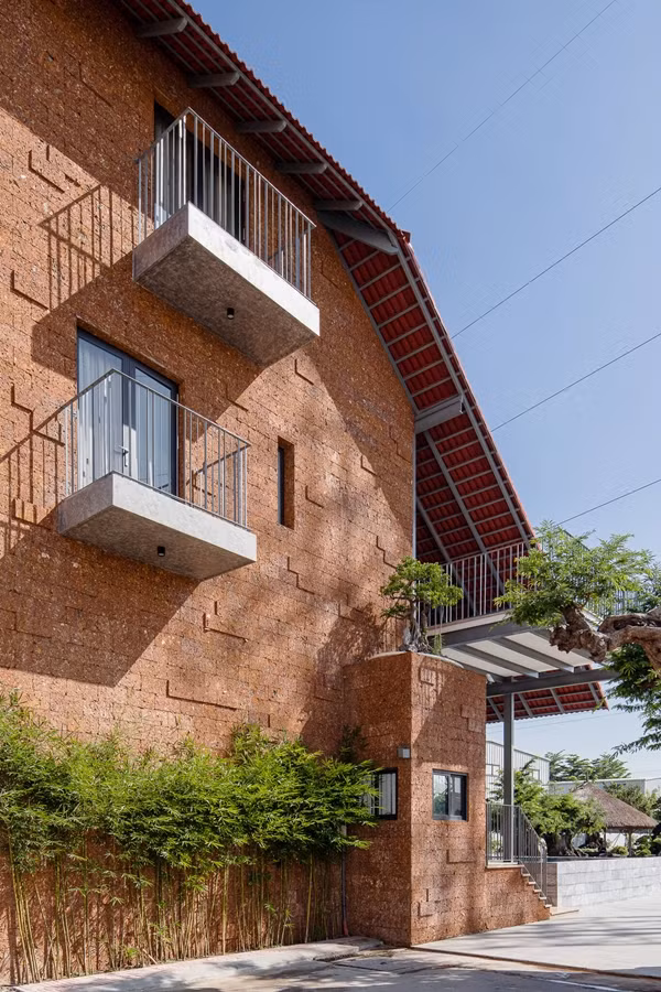 Đặc biệt, mái gập giúp làm giảm chiều cao xây dựng, đồng thời chắn nắng hướng Đông rọi vào không gian bên trong. Ảnh: Quang Tran