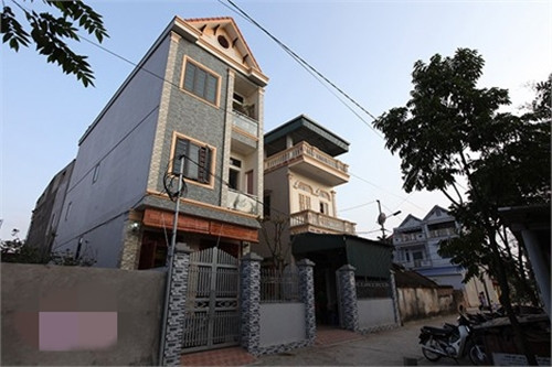 Căn nhà nằm trên diện tích đất hơn 200 mét vuông ở cuối làng, gồm 3 tầng khang trang. Ảnh: Vietnamnet