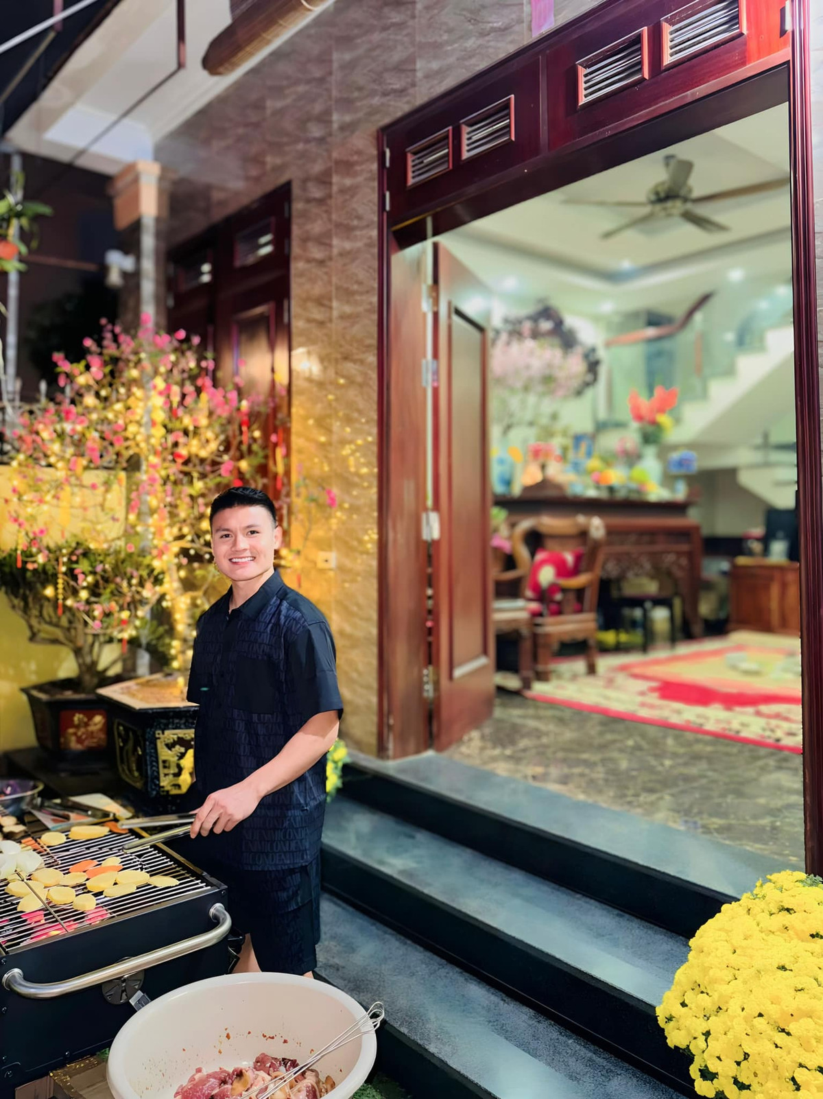 Phía trước nhà là khoảng sân nhỏ, có thể nướng BBQ khi cả gia đình đông đủ. Ảnh: FB Quang Hải