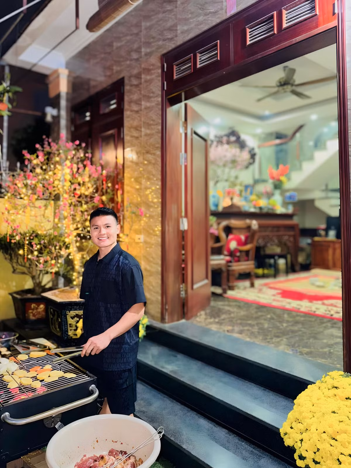 Phía trước nhà là khoảng sân nhỏ, có thể nướng BBQ khi cả gia đình đông đủ. Ảnh: FB Quang Hải