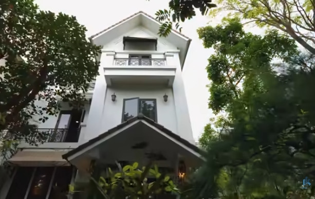 Mới đây, kênh YouTube NhaF giới thiệu một căn biệt thự trong khu nhà giàu ở Long Biên (Hà Nội). Ảnh chụp màn hình NhaF