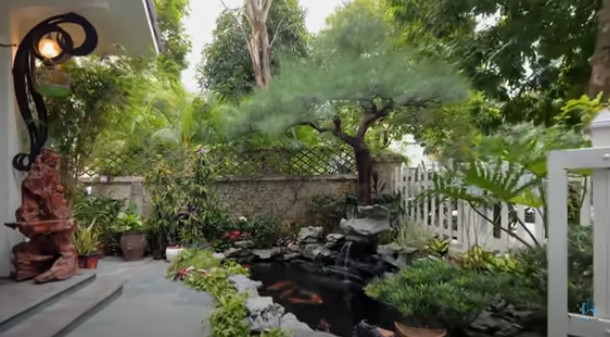 Khu đất rộng 350m2 và diện tích xây dựng khoảng 150m2. Bên trong không gian trồng một số loại cây và có hồ cá Koi. Ảnh chụp màn hình NhaF