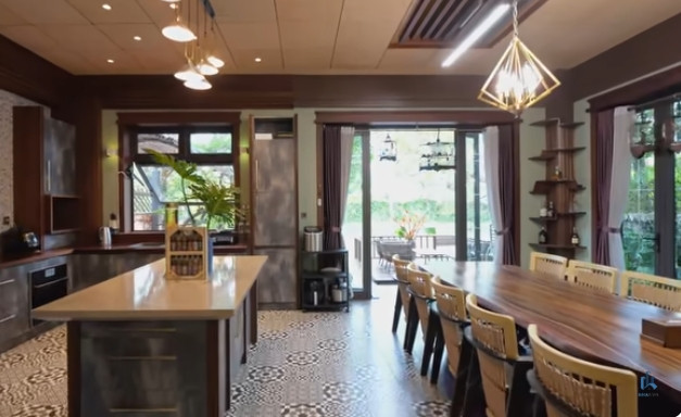 Khu bếp rộng rãi với bàn ăn bằng gỗ me tây và ghế làm từ gỗ thủy tùng. Ảnh chụp màn hình NhaF