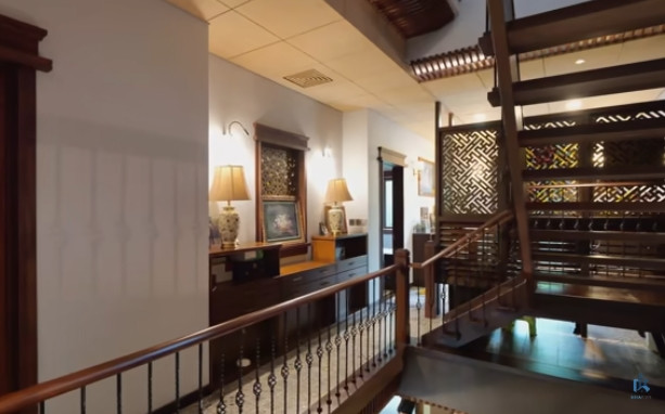 Tầng 2 là không gian nghỉ ngơi riêng tư của gia chủ gồm 1 phòng ngủ master, phòng ngủ của bà và ban thờ trang nghiêm. Ảnh chụp màn hình NhaF