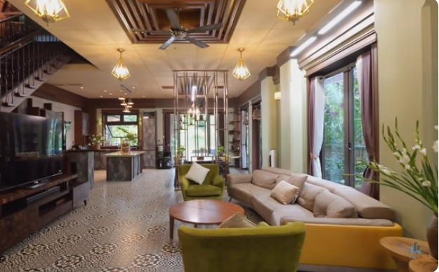 Trong nhà không có vách ngăn, vô cùng thông thoáng. Ảnh chụp màn hình NhaF