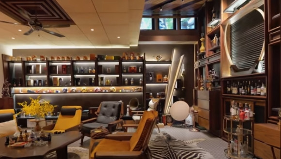 Dưới tầng hầm của ngôi nhà là phòng rượu, nơi thể hiện rất rõ cá tính của gia chủ. Ảnh chụp màn hình NhaF