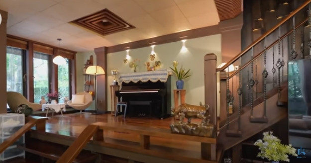 Vật liệu sử dụng trong căn biệt thự cũng mang yếu tố tự nhiên. Ảnh chụp màn hình NhaF