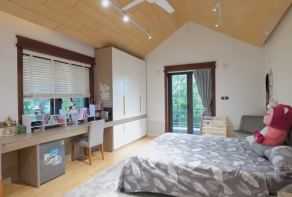 Tầng 3 có 2 phòng ngủ với tông màu sáng chủ đạo. Ảnh chụp màn hình NhaF