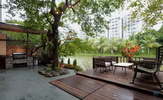 Phía sau nhà là một khoảng sân rộng nhìn ra dòng sông xanh mướt. Ảnh chụp màn hình NhaF