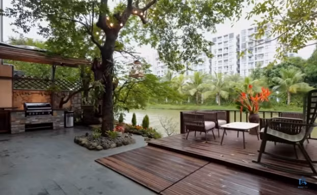 Phía sau nhà là một khoảng sân rộng nhìn ra dòng sông xanh mướt. Ảnh chụp màn hình NhaF