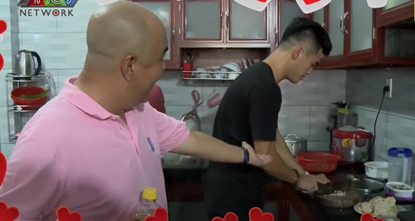 Tiến Linh tự tay vào bếp nấu ăn mỗi khi trở về bên gia đình. Ảnh chụp màn hình