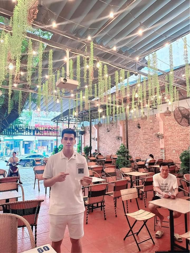 Những ngày có trận đấu của tuyển Việt Nam, quán cà phê của gia đình Tiến Linh đông nghẹt, náo nhiệt như ngày hội. Ảnh: FBNV