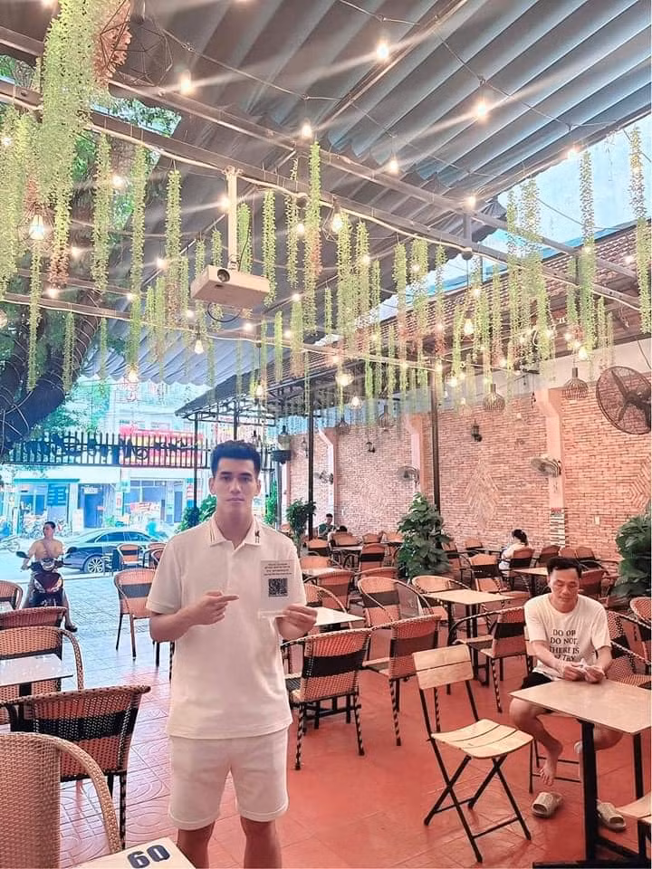 Những ngày có trận đấu của tuyển Việt Nam, quán cà phê của gia đình Tiến Linh đông nghẹt, náo nhiệt như ngày hội. Ảnh: FBNV