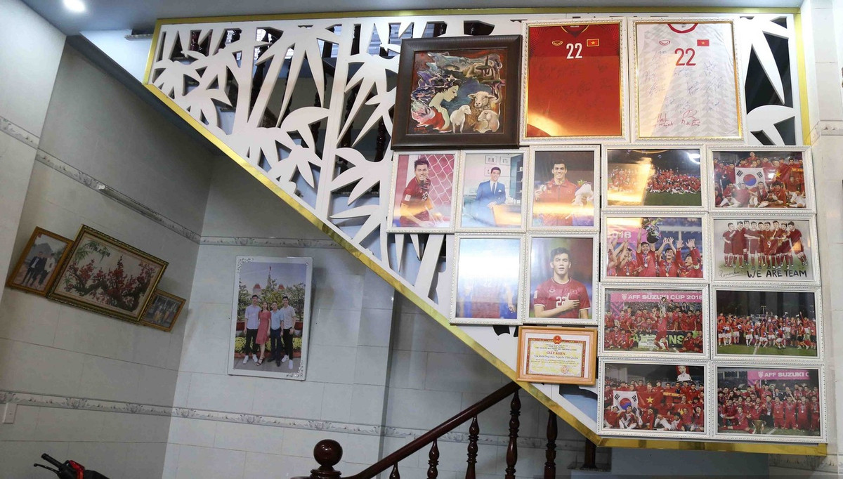 Hình ảnh Tiến Linh và các đồng đội được anh treo ở khu vực lưu niệm giữa nhà. Ảnh: Dân Việt