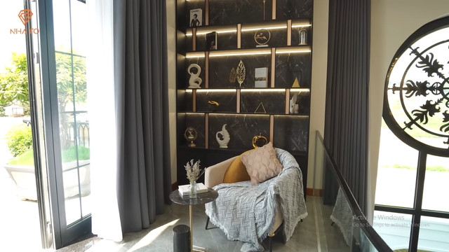 Không gian thư giãn, đọc sách bố trí ngay sau ban công. Ảnh chụp màn hình