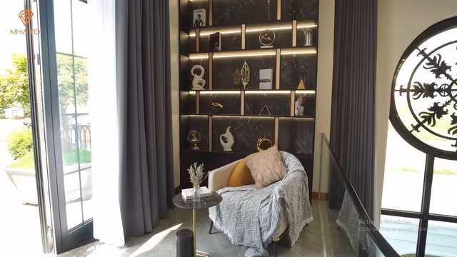 Không gian thư giãn, đọc sách bố trí ngay sau ban công. Ảnh chụp màn hình