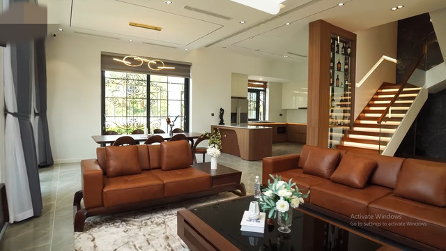 Bên trong, các gian phòng khách, bếp, phòng ăn liên thông với nhau tạo cảm giác rộng rãi. Ảnh chụp màn hình