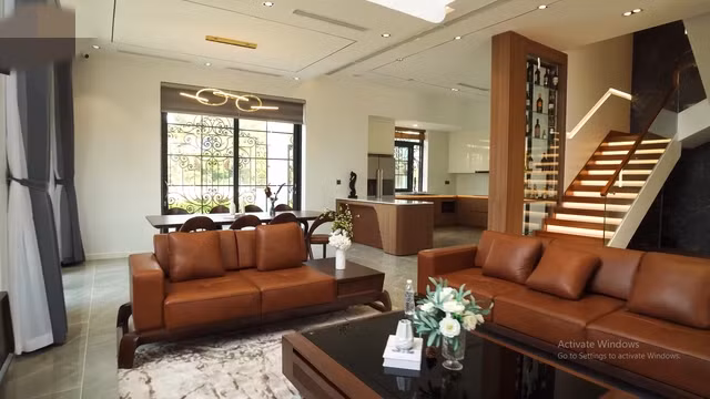 Bên trong, các gian phòng khách, bếp, phòng ăn liên thông với nhau tạo cảm giác rộng rãi. Ảnh chụp màn hình