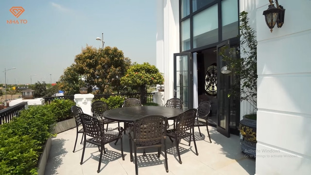 Ban công là không gian ngoài trời tụ tập ăn uống, họp mặt bạn bè. Ảnh chụp màn hình