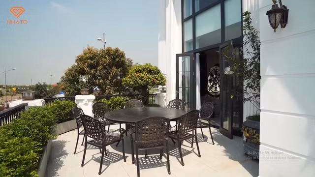 Ban công là không gian ngoài trời tụ tập ăn uống, họp mặt bạn bè. Ảnh chụp màn hình