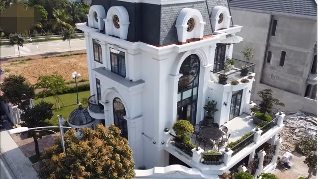 Cách đây không lâu, kênh YouTube NhaTo căn biệt thự đồ sộ nằm trong một khu nhà giàu ở thị xã Kinh Môn, Hải Dương. Theo tiết lộ, đây là căn nhà thứ n của gia chủ, chỉ xây xong để về nghỉ ngơi vào cuối tuần. Ảnh chụp màn hình