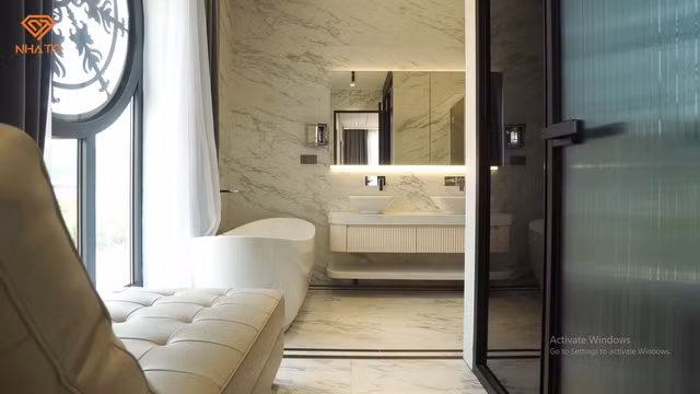 Phòng tắm sang trọng với nội thất hiện đại. Ảnh chụp màn hình