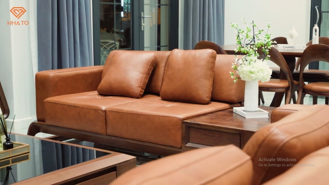 Ghế sofa bằng da bò thật từ Ý làm tăng thêm sự sang trọng cho phòng khách. Ảnh chụp màn hình