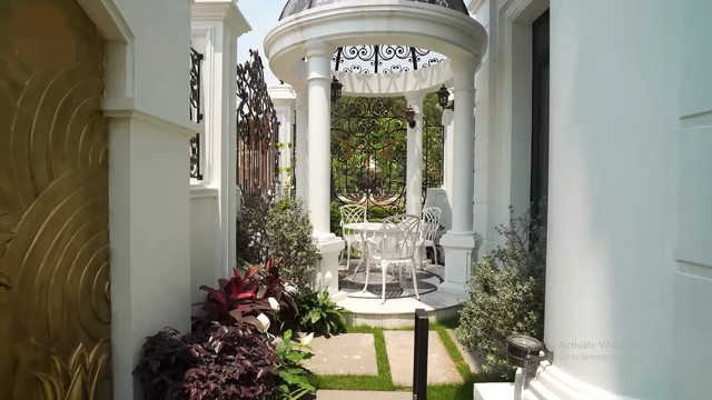 Sân vườn 80m2 có một chòi nhỏ để gia chủ thưởng trà, thư giãn. Ảnh chụp màn hình