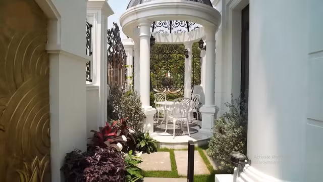 Sân vườn 80m2 có một chòi nhỏ để gia chủ thưởng trà, thư giãn. Ảnh chụp màn hình