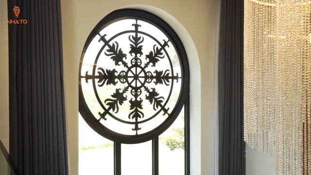 Hoa văn cửa kính lớn được lồng giữa 2 mặt kính rất đặc biệt. Ảnh chụp màn hình