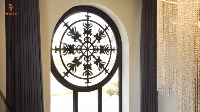 Hoa văn cửa kính lớn được lồng giữa 2 mặt kính rất đặc biệt. Ảnh chụp màn hình