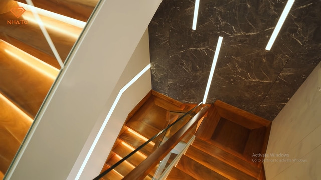 Đáng chú ý, kiến trúc sư thay thế chân trụ thường thấy ở cầu thang bằng hai bạng thép kẹp với kính dày 15mm, khiến tổng thể cầu thang khác biệt hoàn toàn - tinh tế hơn, bớt nặng nề hơn. Ảnh chụp màn hình