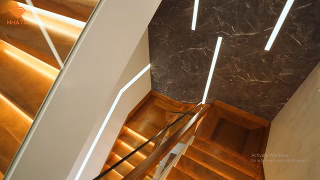 Đáng chú ý, kiến trúc sư thay thế chân trụ thường thấy ở cầu thang bằng hai bạng thép kẹp với kính dày 15mm, khiến tổng thể cầu thang khác biệt hoàn toàn - tinh tế hơn, bớt nặng nề hơn. Ảnh chụp màn hình