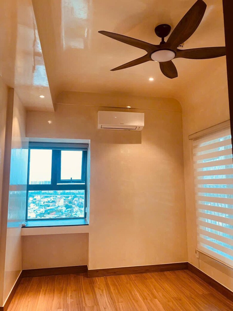 Phòng ngủ được Cao Thái Hà bài trí tối giản với sàn gỗ sáng và cửa sổ lớn đón ánh sáng tự nhiên. Ảnh: FB Cao Thái Hà