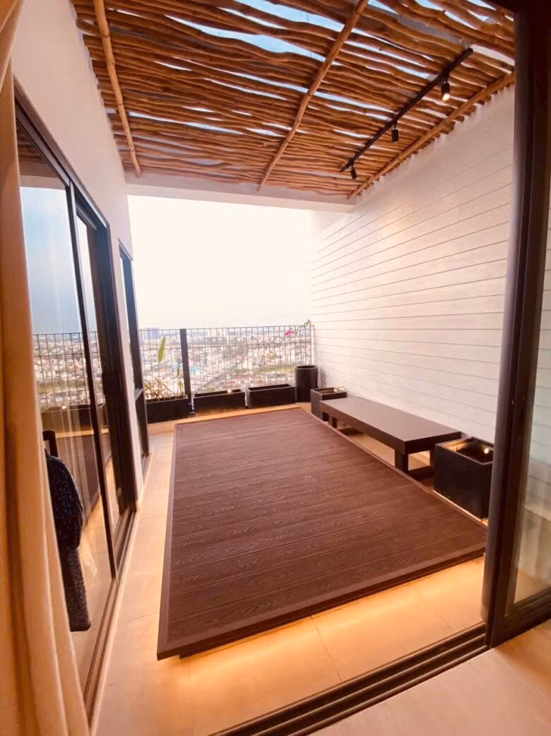 Ban công thoáng đãng là nơi lý tưởng để cả nhà thư giãn. Ảnh: FB Cao Thái Hà