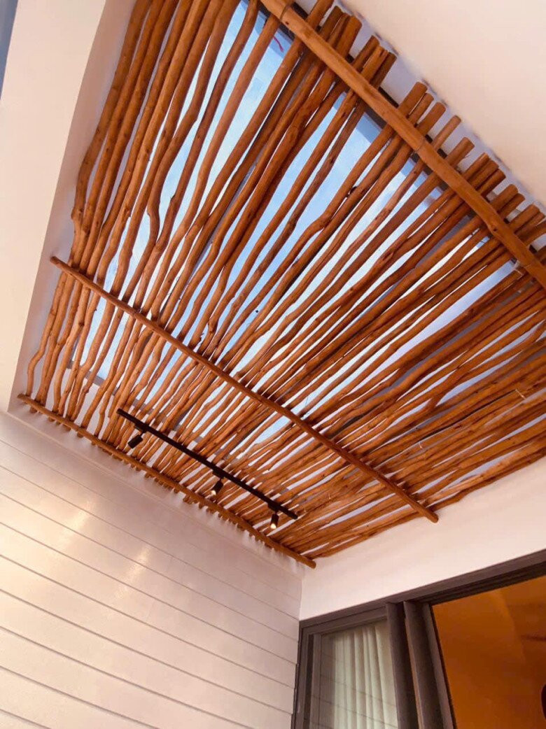 Trần nhà bằng thanh tre vừa lạ mắt, vừa giúp điều hòa ánh sáng, tạo sự thoáng mát. Ảnh: FB Cao Thái Hà