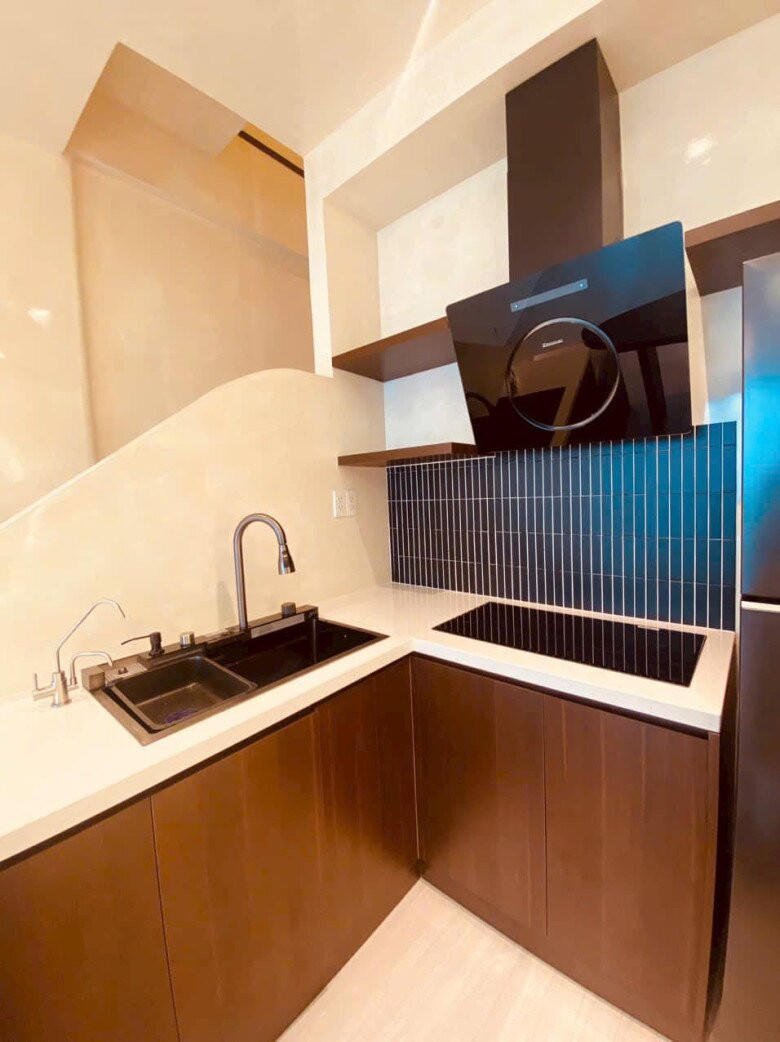 Khu bếp nhỏ gọn nhưng tiện nghi với mặt bếp bằng đá trắng sạch sẽ. Ảnh: FB Cao Thái Hà