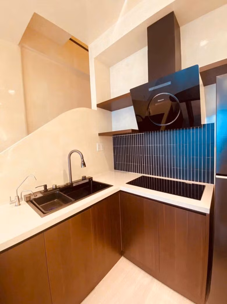 Khu bếp nhỏ gọn nhưng tiện nghi với mặt bếp bằng đá trắng sạch sẽ. Ảnh: FB Cao Thái Hà