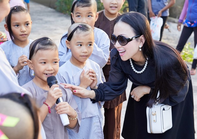 Vợ chồng tỷ phú Chính Chu còn thường xuyên trở về Việt Nam để tham gia các hoạt động từ thiện tại nhiều vùng quê nghèo. Ảnh: Giadinhxahoi