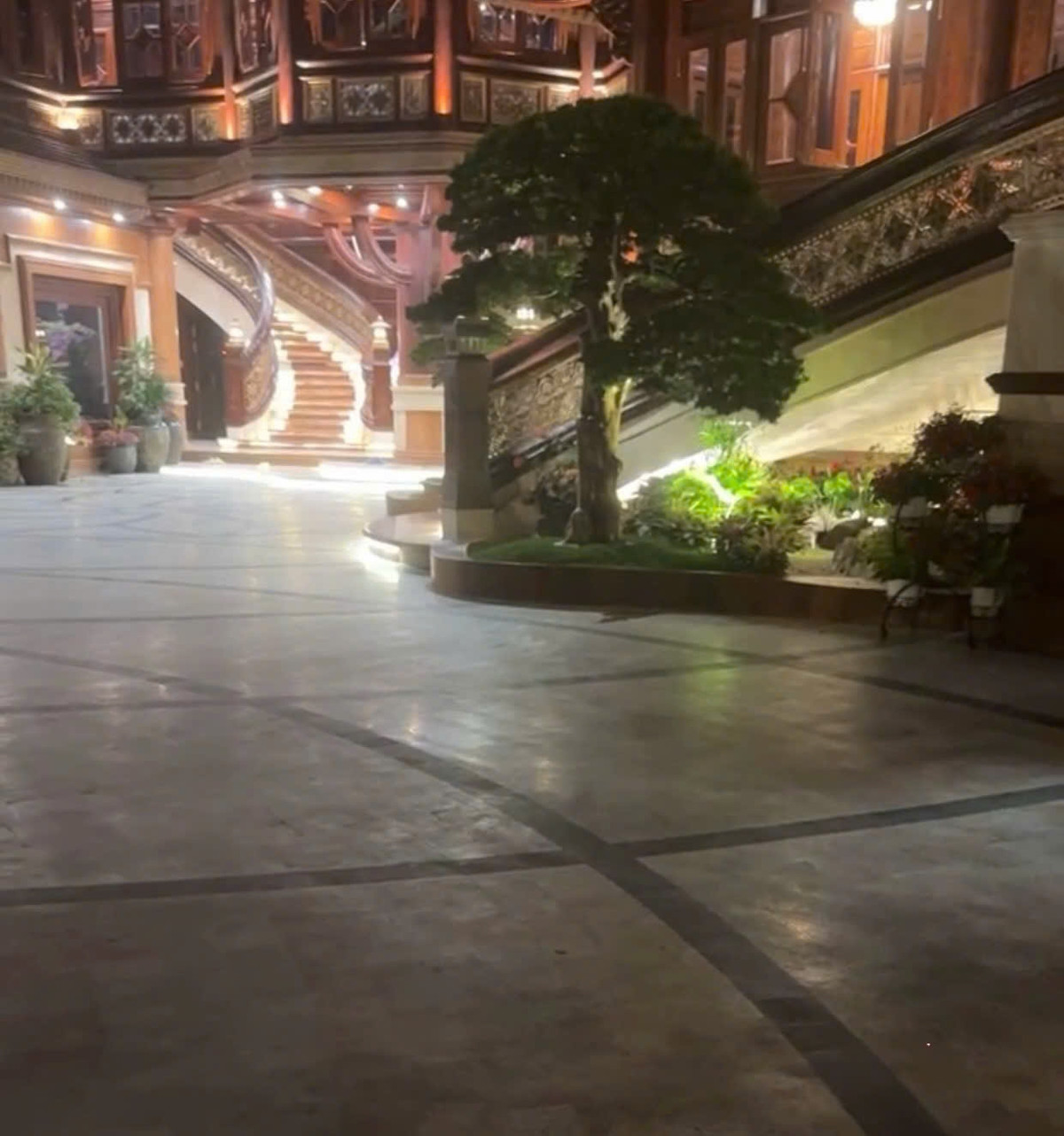 Trong khuôn viên biệt thự bày trí một chòi nghỉ sân vườn để uống trà, thư giãn, có hồ cá Koi, góc vườn hoa với nhiều loại cây cảnh như tùng, bách, hoa hồng...Ảnh: Facebook