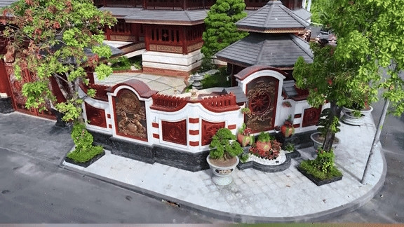 Phía dưới mặt trăng là thác nước đổ xuống. Đối diện thác nước là cổng chính căn biệt thự của vợ chồng đại gia thẩm mỹ Mailisa. Ảnh chụp màn hình