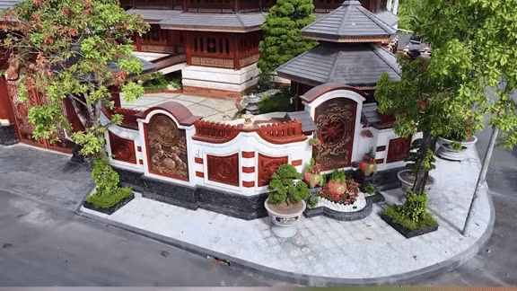 Phía dưới mặt trăng là thác nước đổ xuống. Đối diện thác nước là cổng chính căn biệt thự của vợ chồng đại gia thẩm mỹ Mailisa. Ảnh chụp màn hình