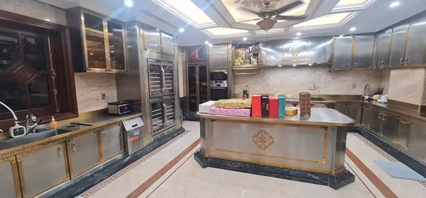 Khu bếp sử dụng tông vàng, nâu chủ đạo. Ảnh: Facebook
