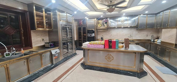 Khu bếp sử dụng tông vàng, nâu chủ đạo. Ảnh: Facebook
