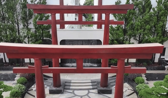 Ấn tượng nhất là 3 cổng trời theo phong cách Nhật Bản. Ảnh chụp màn hình