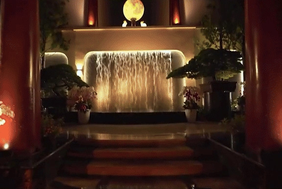 Khu vực chính có mặt trăng nhân tạo và 2 thỏ được xây dựng theo lối thiết kế "thỏ chơi trăng". Ảnh chụp màn hình