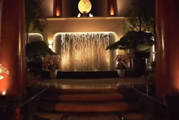 Khu vực chính có mặt trăng nhân tạo và 2 thỏ được xây dựng theo lối thiết kế "thỏ chơi trăng". Ảnh chụp màn hình