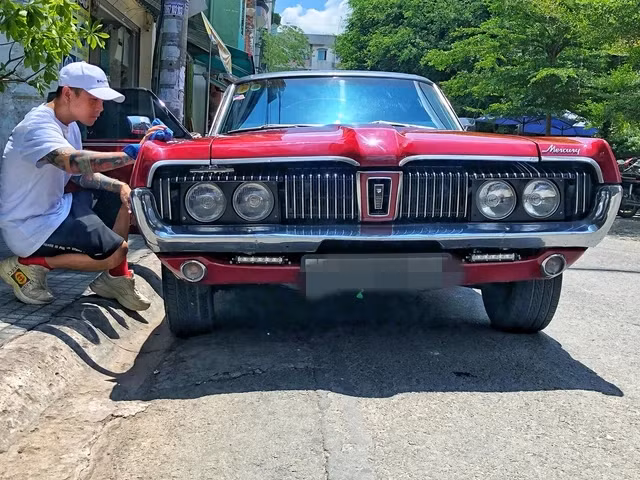 Nhưng ở đời thường, rapper gốc Gia Lai chọn xe cổ Mercury Cougar, được nhận định có giá khoảng 1 tỷ đồng. Binz cũng đã nhiều lần chi tiền để "thay áo" cho chiếc xe này. Ảnh: Autopro